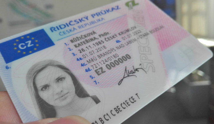 Za podvody s řidičskými průkazy policie v Karlovarském kraji obvinila už 17 lidí