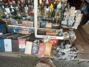 Celnici při kontrolách tržnic a kamenných prodejen zabavili padělky, alkohol a cigarety za 17 milionů