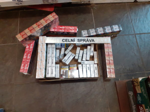 Celnici při kontrolách tržnic a kamenných prodejen zabavili padělky, alkohol a cigarety za 17 milionů