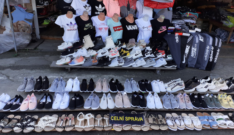 Celnici při kontrolách tržnic a kamenných prodejen zabavili padělky, alkohol a cigarety za bezmála 17 milionů korun