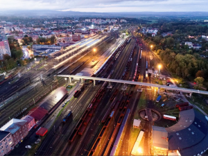 Nová lávka přes vlakové nádraží v Chebu za 250 milionů se otevře začátkem září