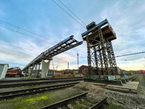 Nová lávka přes vlakové nádraží v Chebu za 250 milionů se otevře začátkem září