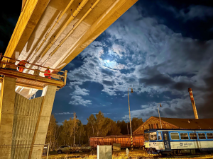 Nová lávka přes vlakové nádraží v Chebu za 250 milionů se otevře začátkem září