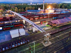 Nová lávka přes vlakové nádraží v Chebu za 250 milionů se otevře začátkem září