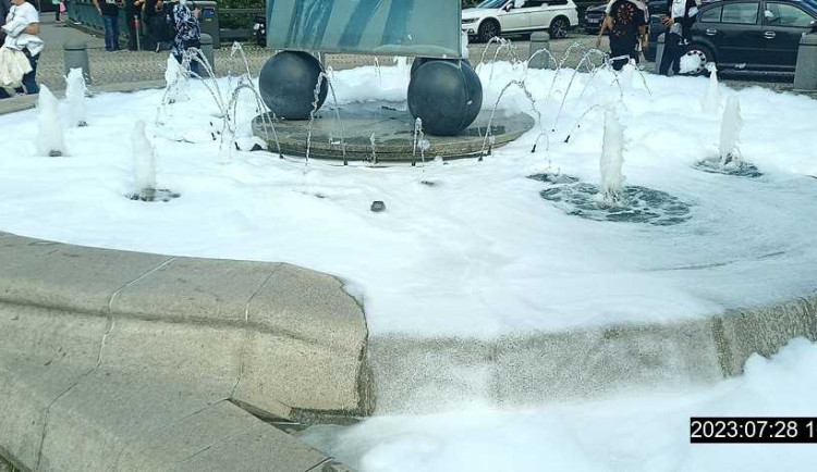 Do fontány před hlavní poštou někdo nalil saponát. Místo vody byla plná pěny