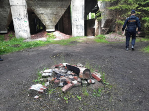 Turisté devastují chráněnou oblast u slavného cínového dolu Rolava a zajateckého tábora. Zakládají ohniště a všude leží odpadky