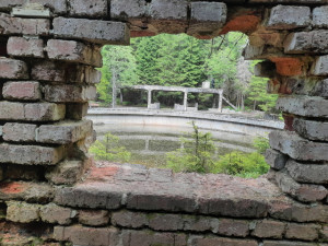 Turisté devastují chráněnou oblast u slavného cínového dolu Rolava a zajateckého tábora. Zakládají ohniště a všude leží odpadky