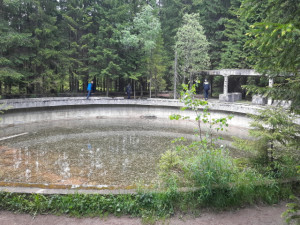 Turisté devastují chráněnou oblast u slavného cínového dolu Rolava a zajateckého tábora. Zakládají ohniště a všude leží odpadky