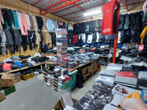 Karlovarští celníci zajistili v rámci kontrolní akce VÍTR na tržnici u Chebu zboží za téměř 27 milionů korun