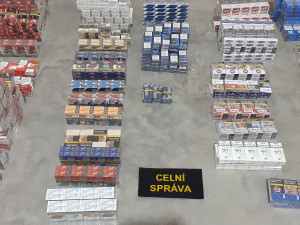 Karlovarští celníci zajistili v rámci kontrolní akce VÍTR na tržnici u Chebu zboží za téměř 27 milionů korun