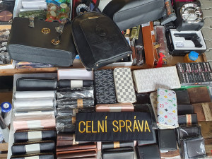 Karlovarští celníci zajistili v rámci kontrolní akce VÍTR na tržnici u Chebu zboží za téměř 27 milionů korun
