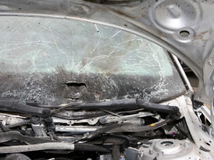 Muž odpálil podomácku vyrobenou náloží policejní automobil zaparkovaný před služebnou