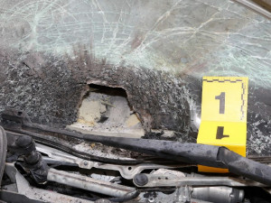 Muž odpálil podomácku vyrobenou náloží policejní automobil zaparkovaný před služebnou