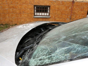 Muž odpálil podomácku vyrobenou náloží policejní automobil zaparkovaný před služebnou