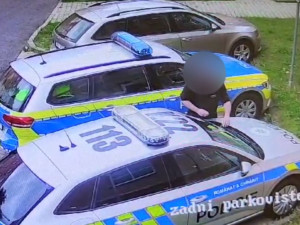 VIDEO: Muž odpálil podomácku vyrobenou náloží policejní automobil zaparkovaný před služebnou