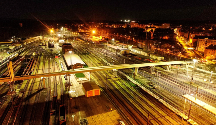 Nová lávka o délce 400 metrů vedoucí přes chebské nádraží obstála při zátěžové zkoušce
