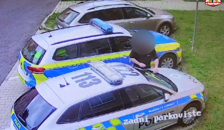 Muž odpálil podomácku vyrobenou náloží policejní automobil zaparkovaný před služebnou