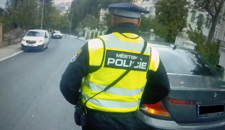 Proč voláte policii na muže, který jen přechází silnici, ptali se strážníci v Karlových Varech