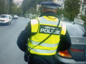 Proč voláte policii na muže, který jen přechází silnici, ptali se strážníci v Karlových Varech