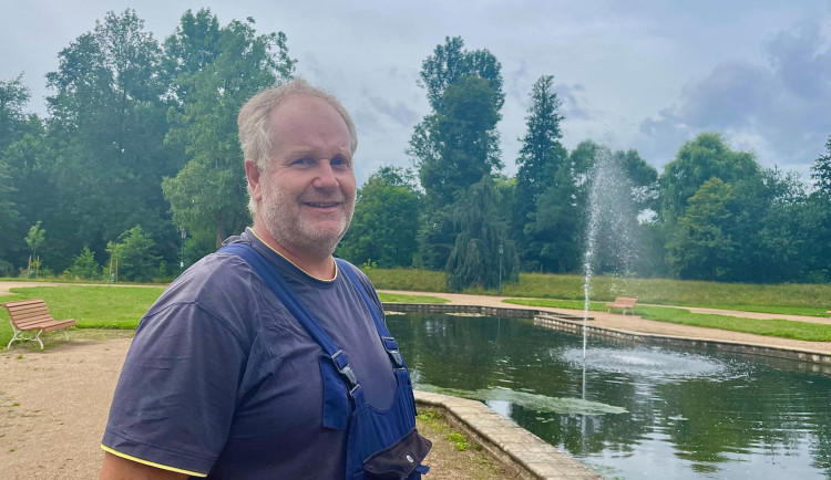 V zámeckém parku mají nové rybky. Volavky nám je loví, popisuje správce