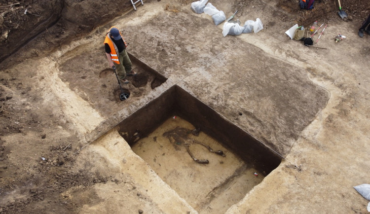 Archeologové uspěli při rozšiřování dálnice D1 u Brna. Našli hrob pravěké princezny