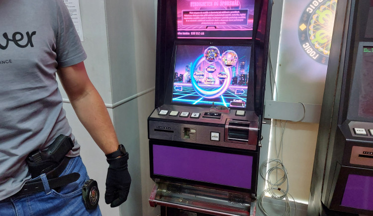 Celníci zadrželi v jedné herně v Chebu od ledna letošního roku při osmi kontrolách 26 výherních technických zařízení, takzvaných kvízomatů, které si provozovatel opakovaně pořizoval. Kontrolovaná osoba porušila zákon o hazardních hrách ve znění pozd