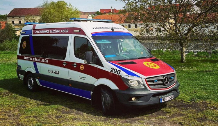 Sanitka přání plní sny vážně nemocným pacientům, její provoz podpořil krajský úřad