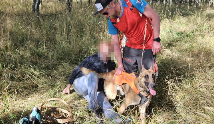 Horští záchranáři pátrali v Krušných horách po zraněné houbařce, neuměla česky a v oblasti se nevyznala