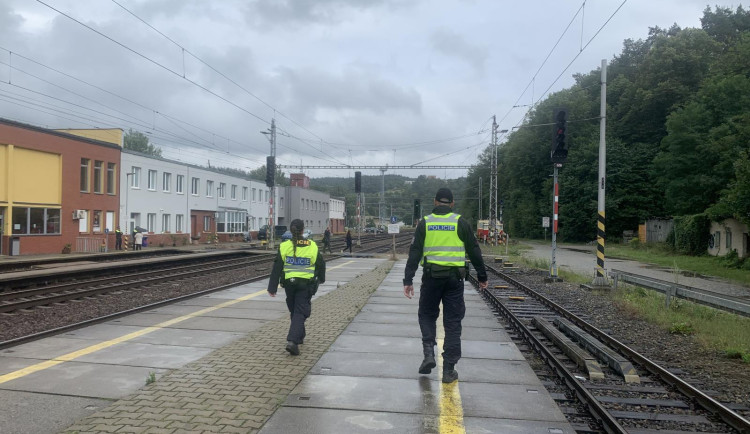 Netoulejte se po kolejích, riskujete život a pokutu, varuje hazardéry policie v Blansku