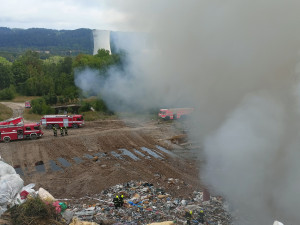Hasiči bojují s požárem skládky odpadu, kouř je vidět kilometry daleko