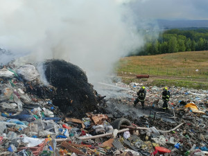 Hasiči bojují s požárem skládky odpadu, kouř je vidět kilometry daleko