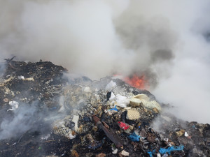 Hasiči bojují s požárem skládky odpadu, kouř je vidět kilometry daleko