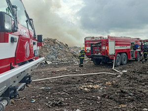 Hasiči bojují s požárem skládky odpadu, kouř je vidět kilometry daleko