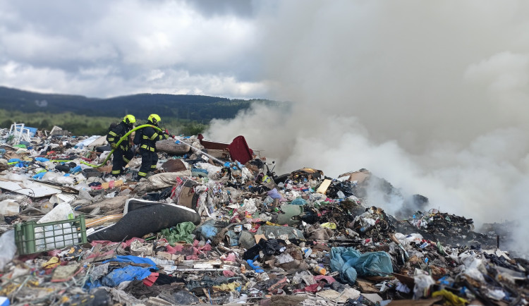 Hasiči bojují s požárem skládky odpadu, kouř je vidět kilometry daleko