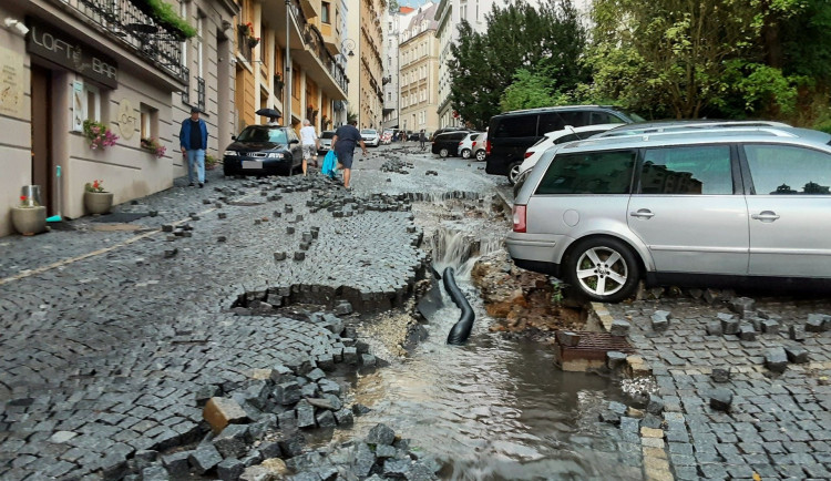 Silné bouřky zasáhly západní Čechy, ulice se ocitly pod vodou. Voda někde vytrhala i dlažební kostky