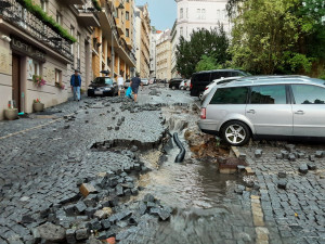 Silné bouřky zasáhly západní Čechy, ulice se ocitly pod vodou. Voda někde vytrhala i dlažební kostky