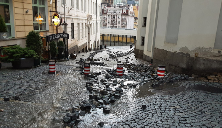 Prudký déšť poškodil dlažbu v nedávno rekonstruované Moravské ulici v Karlových Varech