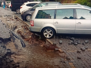 Prudký déšť poškodil dlažbu v nedávno rekonstruované Moravské ulici v Karlových Varech