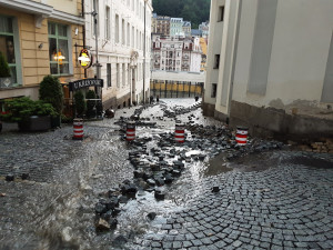 Prudký déšť poškodil dlažbu v nedávno rekonstruované Moravské ulici v Karlových Varech