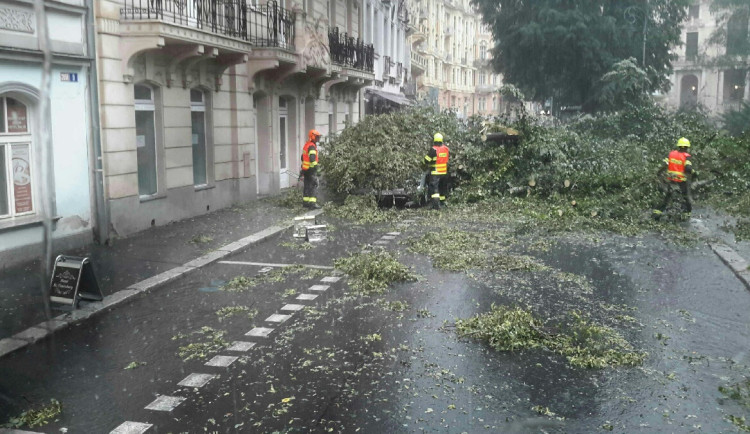 Škody po úterní bouři dosáhnou v Karlových Varech desítek milionů korun