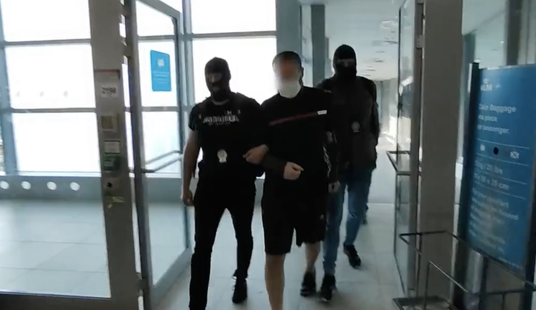 Hledaného muže z Karlovarského kraje zadržela policie v Koreji a vydala ho do Česka