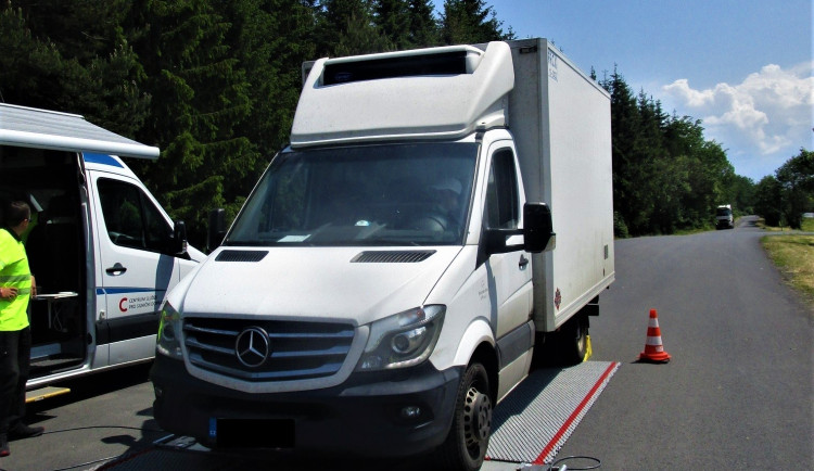 Rekordman přetížil vozidlo o více než 3,3 tuny. Za to vyfasoval pokutu 15 000 korun a zákaz další jízdy