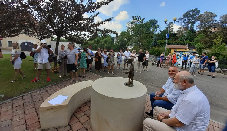 Prostranství pod hradem v Chebu obohatila lavička se sochou Hurvínka