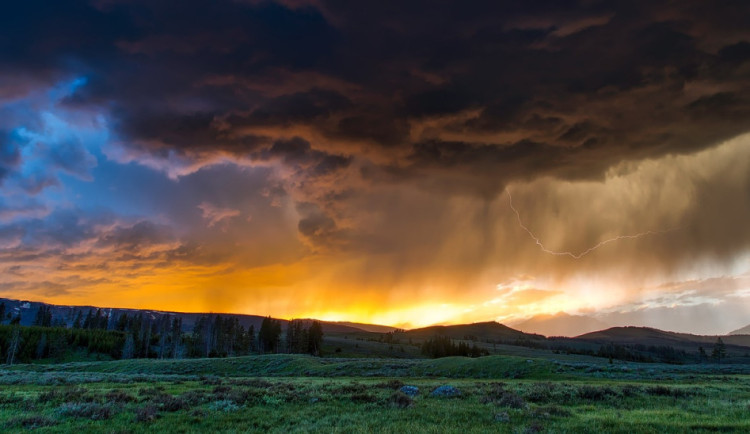V polovině týdne vysoké teploty pokazí bouřky. Pak se začne ochlazovat