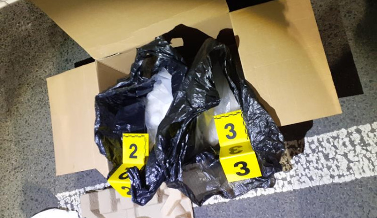 Vezeme větráky, tvrdila dvojice Vietnamců. V autě měli pervitin za dva miliony korun.