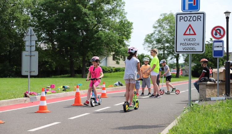 size4-16928800498598-2-deti-se-po-prazdninach-vraceji-do-skol-rodice-by-meli-skolaka-na-cestu-pripravit-motoriste-by-meli-z