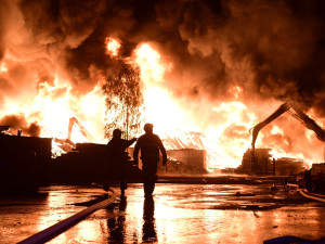 Hasiči bojují s obrovským požárem poblíž areálu elektrárny. Na pomoc povolali kolegy ze sousedních krajů