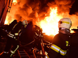 Hasiči bojují s obrovským požárem poblíž areálu elektrárny. Na pomoc povolali kolegy ze sousedních krajů