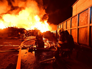 Hasiči bojují s obrovským požárem poblíž areálu elektrárny. Na pomoc povolali kolegy ze sousedních krajů