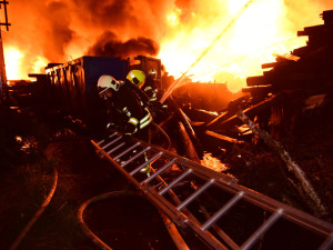 Hasiči bojují s obrovským požárem poblíž areálu elektrárny. Na pomoc povolali kolegy ze sousedních krajů